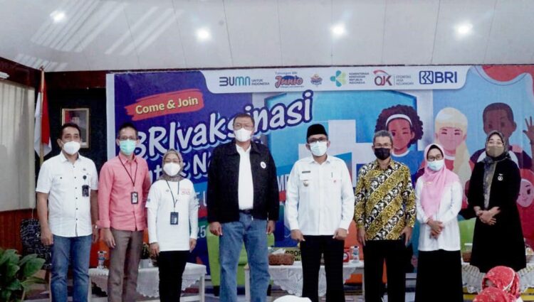 BRI Kanwil Padang melaksanakan kegiatan vaksinasi gratis bagi pelajar di Kota Padang.