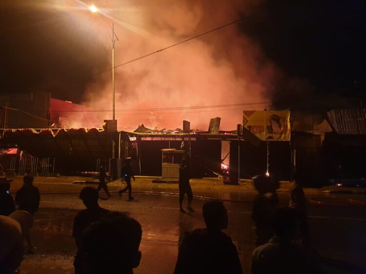 Tujuh unit toko dan 15 unit rumah di kawasan Pandan Air Mati, Kota Solok ludes terbakar, Sabtu (21/8) dini hari