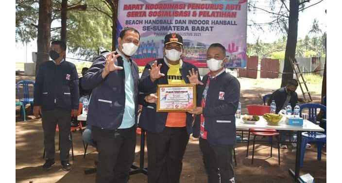 PENGHARGAAN—Ketua Pengprov ABTI  Sumbar Suhatri Bur saat menerima penghargaan.