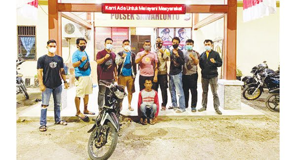 TERDUDUK LESU— DE alias Poska (37) tersangka curanmor terduduk lesu setelah sukses diringkus kurang dari 24 jam usai beraksi berkat rekaman CCTV pada 10 titik vital diwilkum Polsek Kota Sawahlunto, Jumat (6/8) dinihari.