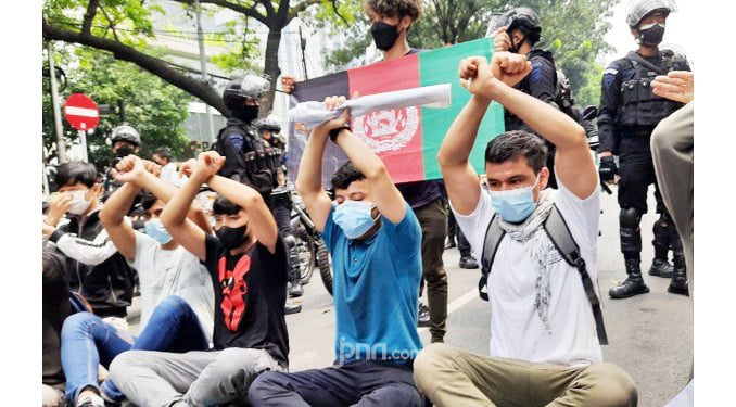 Ratusan Imigran Asal Afghanistan, Saling Dorong dengan Polisi di Depan Gedung UNHCR 1 UNJUK RASA—Aksi unjuk rasa yang dilakulan oleh ratusan imigran asal Afghanistan di depan gedung UNHCR, Kebon Sirih, Jakarta Pusat, Selasa (24/8).