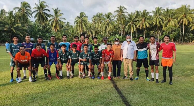 SAMBANGI—Aktivitas sepakbola di Kampung Aur Muaro Nagari IV Koto Hilie, Kecamatan Batang Kapas, Pessel disambangi anggota DPRD Sumabr Zarfi Deson SH.