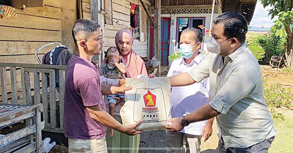 SEMBAKO DAN UANG TUNAI— Pengurus DPD Gerindra Sumbar menyerahkan bantuan sembako dan uang tunai dari Anggota DPR RI Andre Rosiade untuk keluarga Adrian, balita gizi buruk di Kuranji.