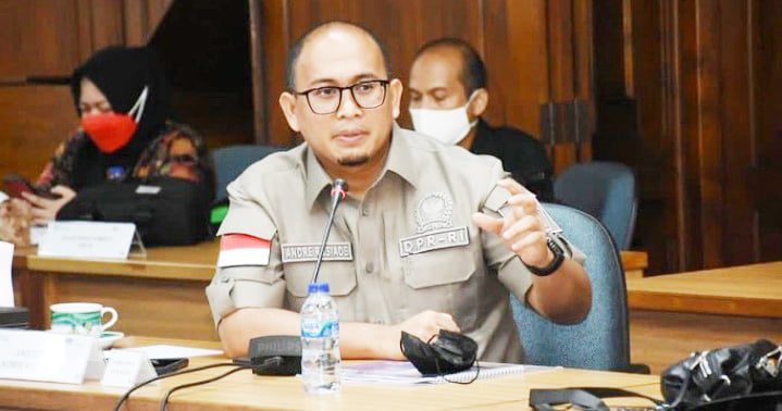 Sengkarut Kinerja Surveyor Nikel, Andre Rosiade Minta Menteri Perdagangan Bela NKRI 1 Kisruh antara pengusaha lokal dengan pemilik pabrik pemurnian (smelter) asal Tiongkok kini memasuki babak baru.