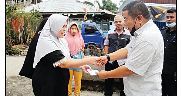 BANTUAN ANDRE— Ketua Fraksi Gerindra DPRD Solok Hafni Hafis menyerahkan bantuan dari Andre Rosiade untuk korban kebakaran di Salimpek, Kabupaten Solok. 