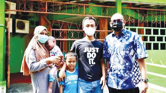 BERSAMA KELUARGA BALITA— Anggota DPR RI Andre Rosiade bersama keluarga balita kelainan jantung asal Padang yang dirawat di RS Jantung Harapan Kita Jakarta.