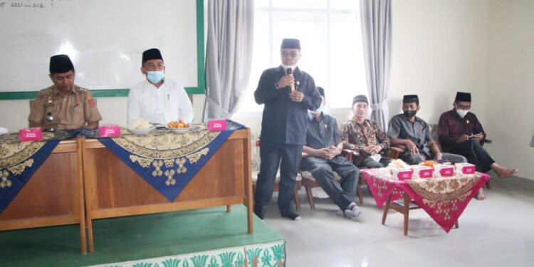 RESES DAPIL — Anggota DPRD Agam dari Dapil III melaksanakan Reses ke Kecamatan Kamang Magek, yang banyak mengapung aspirasi soal pendidikan.