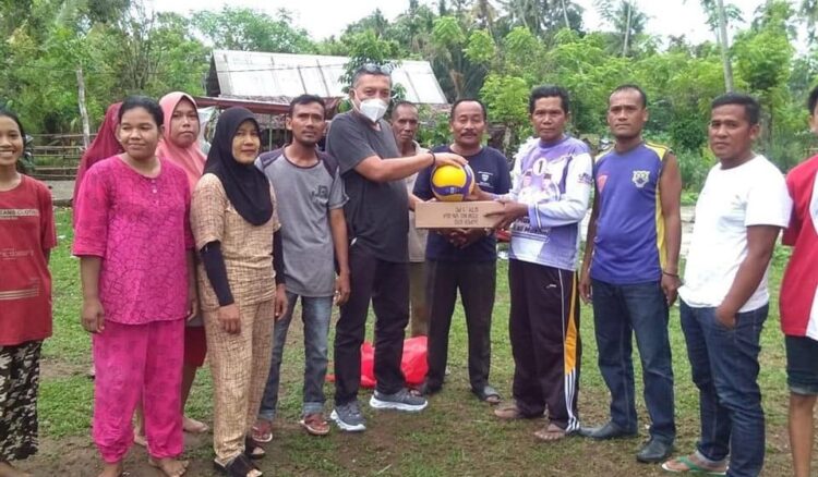 BANTUAN—Anggota DPRD Sumbar Zarfi Deson SH mengapresia masyarakat Kampuang Barangan Nagari Lakitan Utara Kecamatan Lengayang bolavoli dan net.