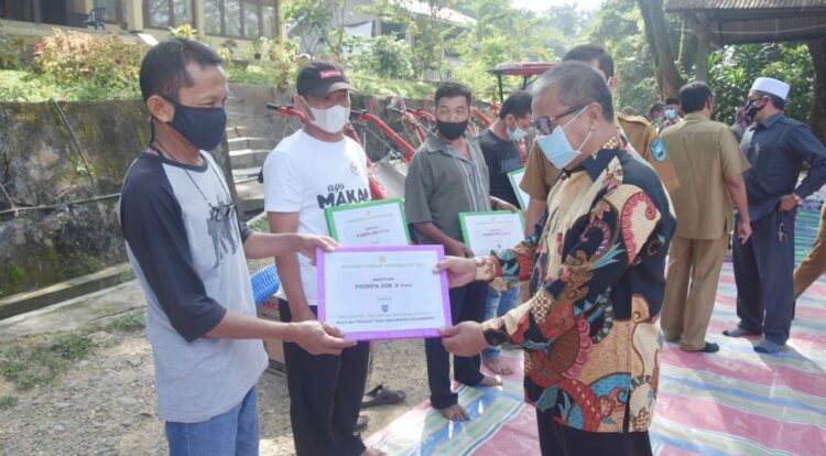 SERAHKAN-Anggota Komisi IV DPR RI Hermanto bersama Walikota Sawahlunto  Deri Asta menyerahkan bantuan kepada kelompok tani yang ada di Sawahlunto.