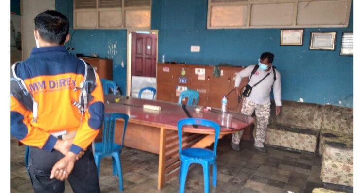 PENYEMPROTAN—Tim BPD saat menyemprot  Balai Wartawan (BW) Disinfektan sebagai antisiasi penyebaran virus corona.