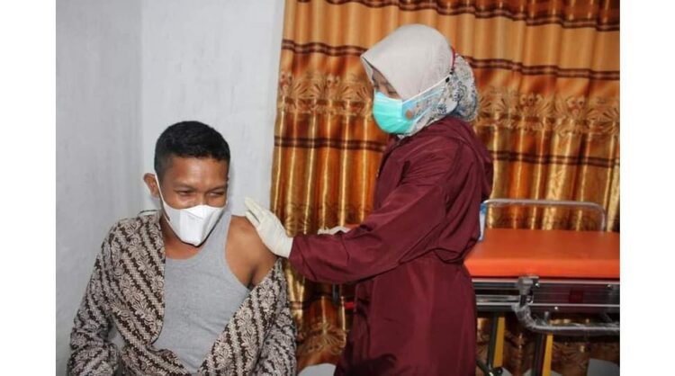 Apresiasi Kades Rambai Dalam Tekan Covid- 19 1 SUNTIK VAKSIN—Petigas sedang menyuntik vaskin.