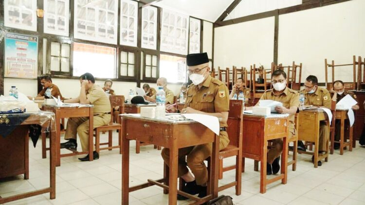 Sebanyak 110 orang pejabat administrator atau setingkat pejabat eselon 3 di lingkup Pemerintah Kabupaten Tanah Datar mengikuti asesmen yang dilaksanakan di SMP Negeri 1 Batusangkar, (2/8).