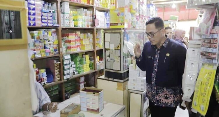 Pemko Solok Dukung Kegiatan Positif Generasi Muda 1 MENINJAU—Asisten II Sekretariat Pemko Solok Jefrizal turun ke lapangan meninjau kondisi kekinian Pasar Raya Kota Solok.