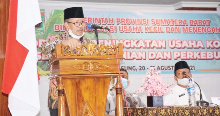 SAMBUTAN—  Bupati Dr. H. Andri Warman memberikan sambutan saat menghadiri workshop peningkatan usaha koperasi sektor pertanian dan perkebunan dari Pemerintah Provinsi Sumbar, di Hotel Sakura Syariah Lubuk Basung, Jumat (20/8).