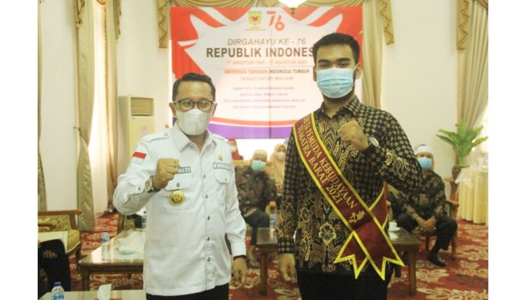 BERSAMA—Bupati Eka Putra foto bareng Aulia Alfarizi, di Indo Jolito.