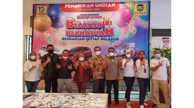 Pakai Kartu Debit BNI, Belanja Berhadiah di SJS Plaza 1 UNDIAN--SJS Plaza mengadakan undian berhadiah bagi masyarakat yang berbelanja dengan menggunakan kartu debit BNI.Selasa (17/8).