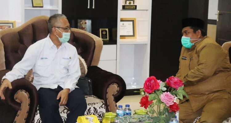 Operasional Menurun pada Covid-19, GM Angkasa Pura II Minta Keringanan Pajak 1 audiensi— Eksekutif General Manajer (GM) PT Angkasa Pura II Yos Suwagiyono saat audensi dengan Bupati Padangpariaman Suhatri Bur.