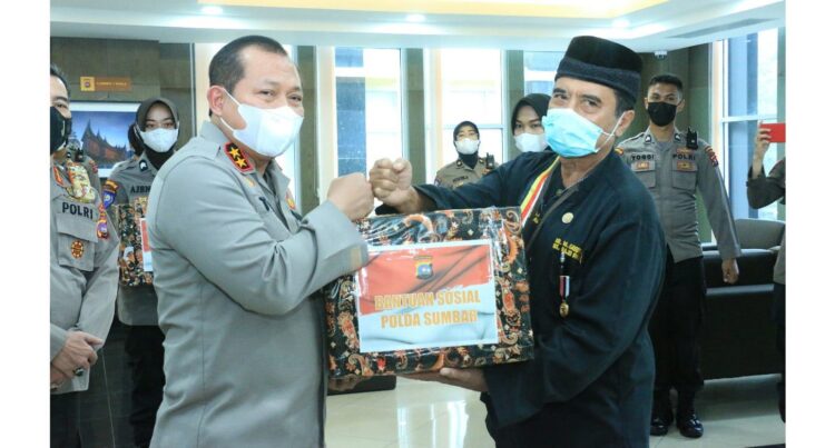 SERAHNA BANTUAN-Kapolda Sumbar Irjen Pol Toni Harmanto secara simbolis menyerahkan bantuan paket sembako kepada Ketua LKAAM Sumbar yang nantinya disalurkan kepada KPJ dan Pedagang Kecil Keliling.