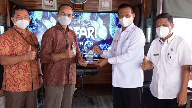 CABANG BARU— Wali Kota Pariaman H Genius Umar pimpinan Bank Mandiri usai acara pertemuan dengan pimpinan Bank Mandiri.