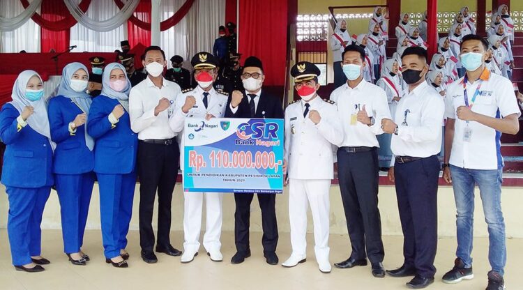 Penyerahan dana CsR pendidikan dari Bank Nagari Cabang Painan, pada Bupati Pesisir Selatan Rusma Yul Anwar, disaksikan Wakil Bupati Pesisir Selatan Rudi Hariyansyah. Dan, Forkopimda Pesisir Selatan.