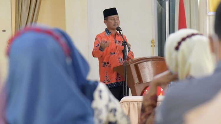 ARAHAN—Wali Kota Pariaman H Genius Umar berikan arahan.