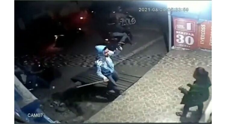 Viral, Segerombolan Begal Berparang Rampas Hp Wanita di Jalan Kampung Nias V, Kecamatan Padang Selatan, Kota Padang 1 TANGKAPAN LAYAR— Video begal berparang saat merampsa Hp milik wanita di Jalan Kampung Nias V, Kecamatan Padang Selatan.