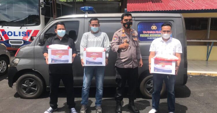 FOTO BERSAMA— Kasat Binmas Polres Pessel AKP. Gusfriandi, SH. foto bersama wartawan yang menerima banfuan.