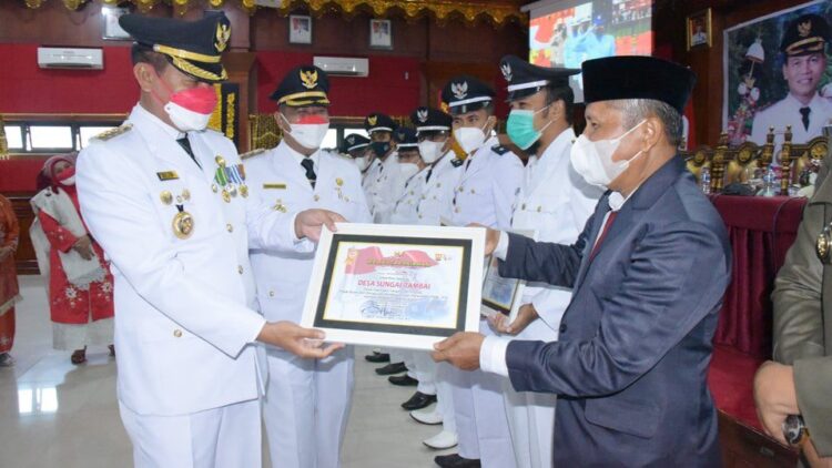 Lunas PBB, 21 Desa Terima Penghargaan di Kota Pariaman 1 PENGHARGAAN—Wali Kota Pariaman H Genius Umar serahkan penghargaan desa lunas PBB.