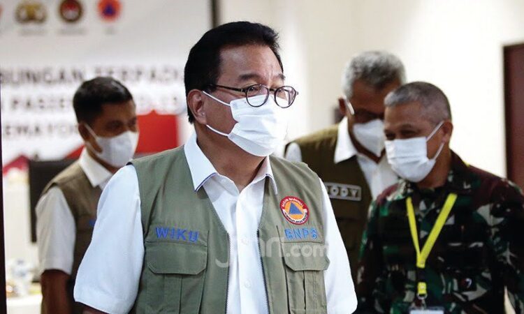 Satgas Minta Masyarakat Manfaatkan Penurunan Harga Tes PCR 1 JELASKAN—Juru Bicara Satgas Penanganan Covid-19 Prof Wiku Adisasmito saat menjelaskan kepada wartawan di Graha BNPB, Jakarta, kemarin.
