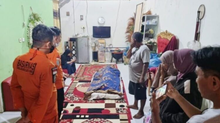 DISEMAYAMKAN— Usai ditemukan, remaja 14 tahun yang ditemukan meninggal akibat tenggelam di Pantai Pasir Jambak, disemayamkan di rumah duka.