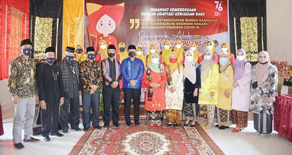 LOMBA—Pengurus Bundo Kanduang Nagari Panampuang Kecamatan Ampek Angkek foto bersama gelar lomba baju kuruang basiba bagi puti bungsu/rang mudo.