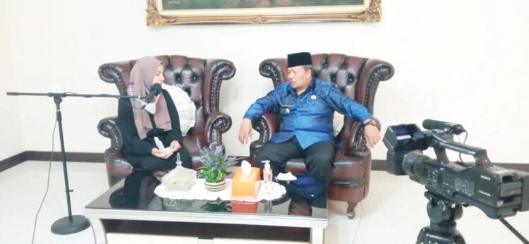 PODCAST—Bupati Agam Andri Warman ikuti podcast yang digelar Forum Anak Kabupaten (FAK) Agam di rumah dinas bupati.