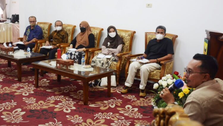 PERTEMUAN—Bupati Eka Putra saat mengadakan pertemuan dengan pengusaha properti dan pengembang kawasan perumahan di Tanah Datar.