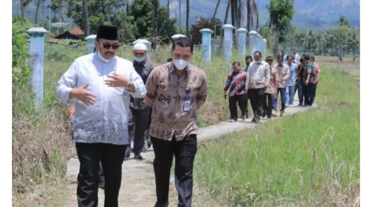 TINJAU PABRIK PAKAN—Bupati Pasaman Benny Utama saat meninjau rencana pembangunan pabrik pakan mandiri di Rao Selatan.