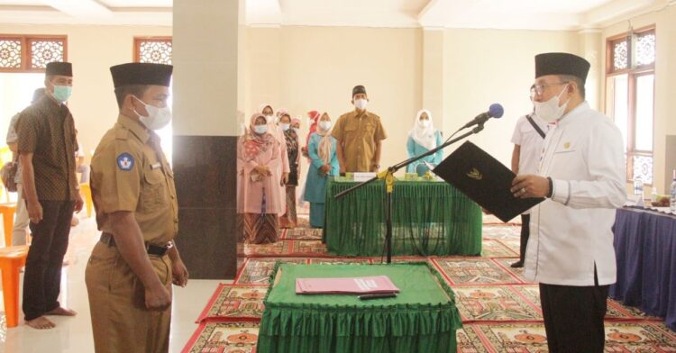 PELANTIKAN—Bupati Tanah Datar Eka Putra, lantik Andra Endi menjadi Pj. Wali Nagari Tapi Selo Kecamatan Lintau Buo Utara menggantikan Pj. Wali Nagari lama.