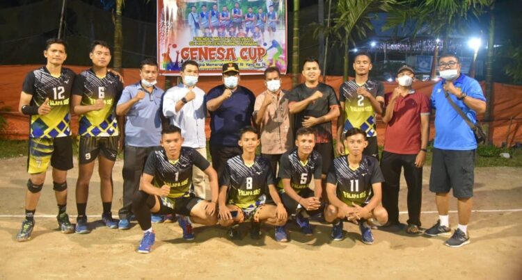 FOTO BERSAMA—Bupati Padangpariaman Suhatri Bur foto bersama dengan slah satu Tim Bola Voli Gelar pada Turnamen Ganesa Cup 2021.