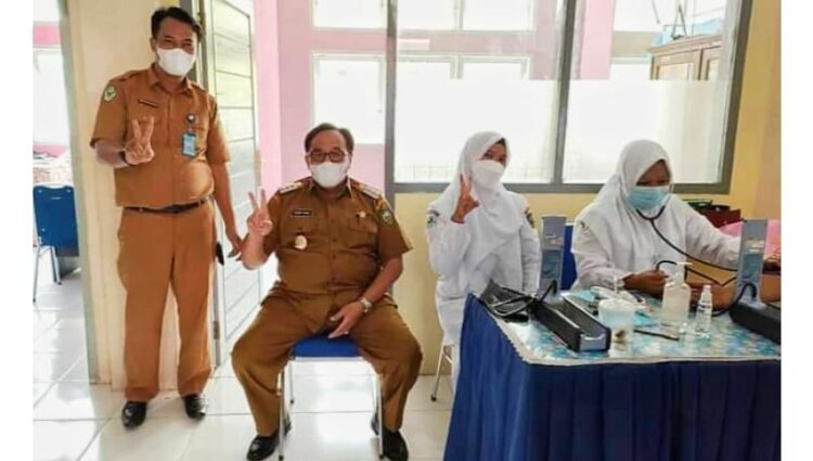 Bupati Pasaman, Benny Utama menjalani vaksinasi dosis ke II.