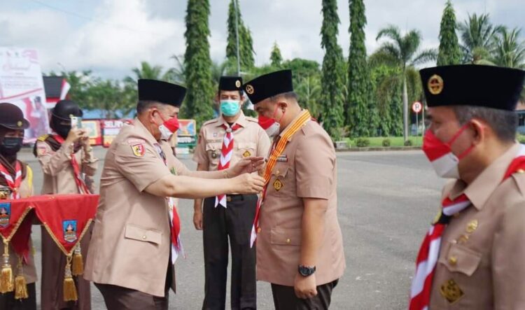 Peringatan Hari Pramuka ke-60, Bupati Dharmasraya, Sutan Riska Terima Penghargaan Lencana Melati 1 SERAHKAN—Ketua Kwartir Daerah 03 gerakan Pramuka Sumatera Barat H Nasrul Abit, serahkan penghargaan kepada Bupati Dharmasraya Sutan Riska.