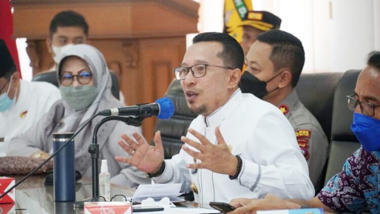 Bupati Tanah Datar Eka Putra terpilih sebagai tokoh penerima “The Figure Excellence Awards (The FEA) 2021 kategori  Hope of Leaders” dari Seven Media Asia.