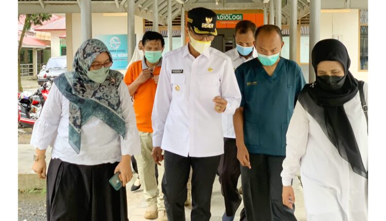 TINJAU RSUD— Bupati Limapuluh Kota Safarudddin meninjau ruangan Isolasi di RSUD Achmad Darwis di Suliki.