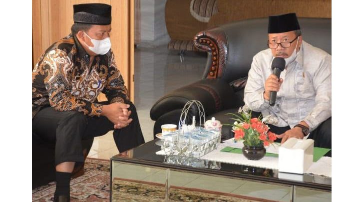 HADIRI--Bupati Agam Andri Warman hadiri pembukaan pelaksanaan pengabdian masyarakat UNP 2021, secara virtual di Mess Pemkab Agam, Belakang Balok, Bukittingg.