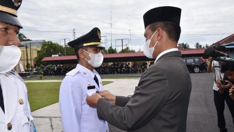 Camat dan Kades harus Berlari Implementsikan RPJMD Kota Pariaman 1 PELANTIKAN— Wako Genius Umar melantik Camat Pariaman Selatan, dari Camat yang lama Suryadi kepada Camat Pariaman Selatan yang baru M. Farid Marwan beserta pelantikan ketua TP PKK.