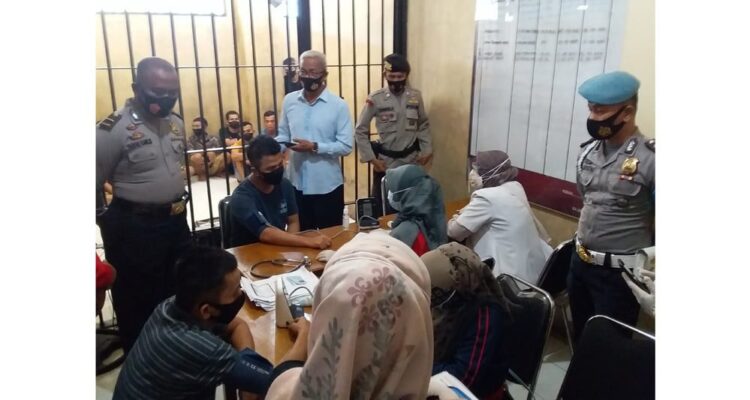 Memutus mata rantai penyebaran virus Covid -19, 63 orang tahanan Mapolres Pesisir Selatan, Jumat (20/8) pukul 10.00 Wib menjalani vaksinasi.