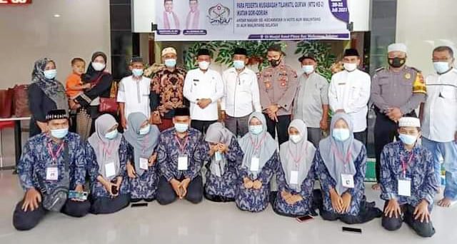 MTQ Ikatan Qori dan Qoriah se-Kecamatan IV Koto Aur Malintang, Rahman: Lahirkan Generasi Hafidz Al Quran 1 FOTO BERSAMA— Wakil Bupati Padangpariaman Rahmang foto bersama dengan gori dan qoriah usai membuka acara.