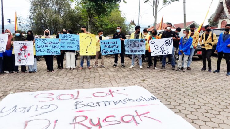 Unjuk Rasa di Kantor DPRD Solok, Massa Minta Ketua DPRD dan Bupati Berdamai 1 UNJUK RASA— Puluhan mahasiswa melakukan aksi unjuk rasa di Kantor DPRD Kabupaten Solok.