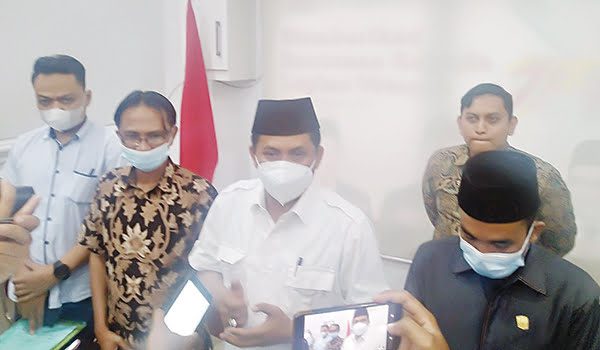 KONFERENSI PERS-Sekretaris DPD Partai Gerindra Sumbar Evi Yandri Rajo mengadakan konferensi pers terkait putusan BK DPRD Solok yang merekomendasikan pemberhentian Dodi Hendra dari jabatan Ketua DPRD Kabupaten Solok periode 2019-2024.