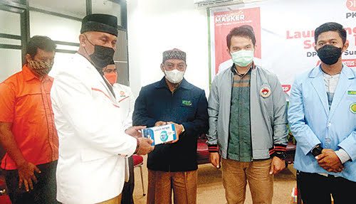 PKS Sumbar Launching Gerakan Sejuta Masker, Mahyeldi: Masker Wajib, Vaksin Jangan Takut 1 LAUNCHING SEJUTA MASKER— Ketua DPW PKS Sumbar Mahyeldi Ansharullah, menyerahkan masker kepada perwakilan pengurus DPD atau DPC PKS saat launching Gerakan Sejuta Masker, Senin (9/8).