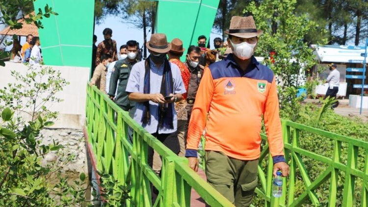 TINJAU—Wako Pariaman H Genius Umar  tinjau pokdarwis bersama tim.