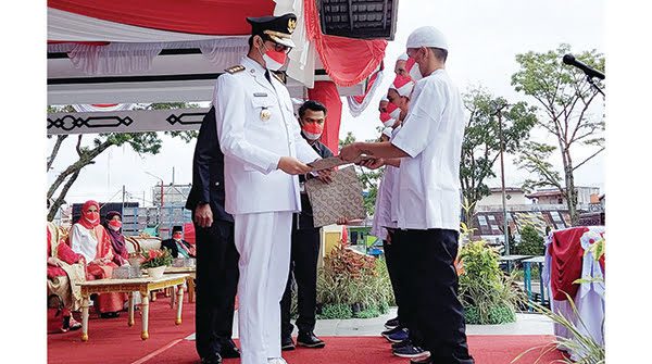 REMISI— Wali Kota Bukittinggi Erman Safar menyerahkan surat remisi terhadap warga  binaan Lapas Kelas II A Bukittinggi pada upacara peringatan HUT Kemerdekaan RI ke-76 tahun 2021.