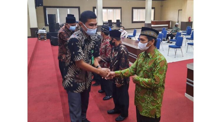 PELANTIKAN— Asisten Satu Dafrul Fasi saat melantik Ketua Lembaga Didikan Subuh (LDS) Kota Payakumbuh .